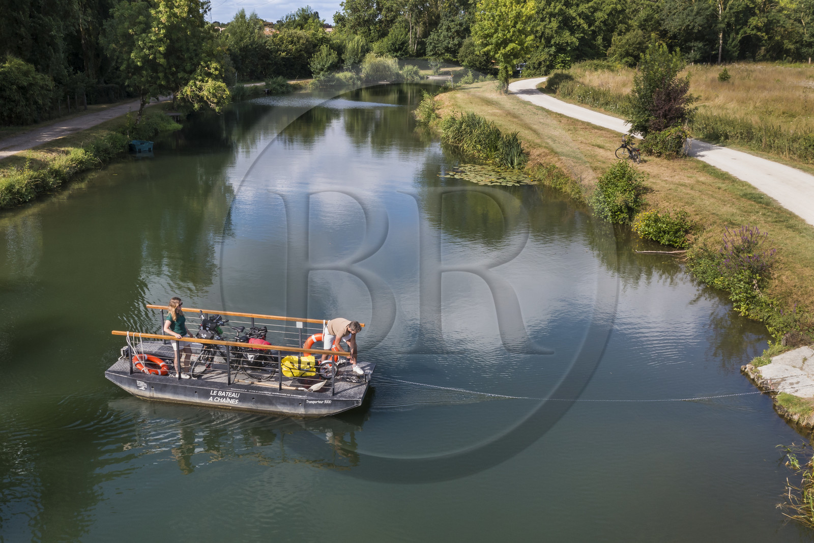 France, Deux-Sèvres (79), le Marais Poitevin, la Venise Verte, Magné, randonnée à bicyclette, passage de la Sèvre Niortaise à sur un des bateaux à chaines en libre accès (vue aérienne)