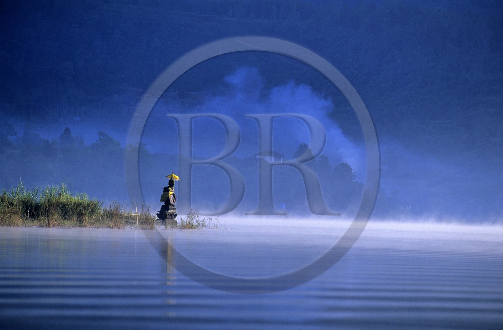 Indonésie, île de Bali, temple Ulun Danu, autel sur le lac Bratan