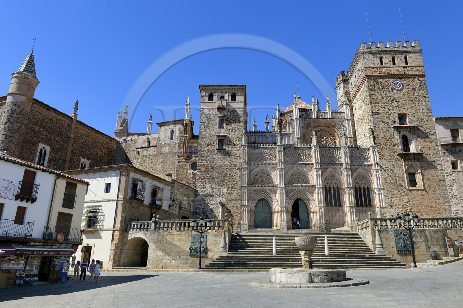 Espagne, Estremadure, Guadalupe, monastère royal de Santa Maria de Guadalupe classé Patrimoine mondial de l'UNESCO, place Principale au pied de la façade de l'église