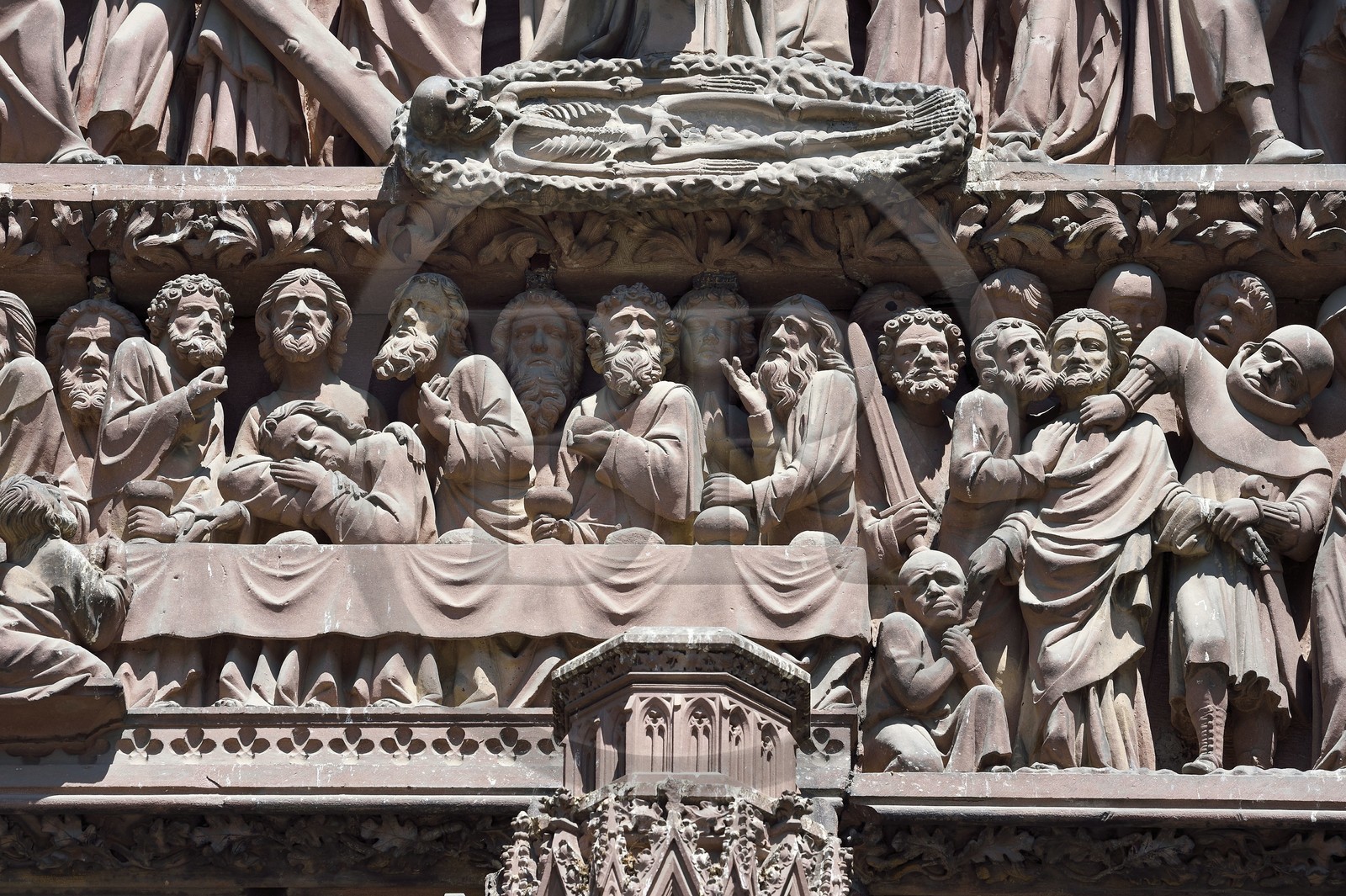 France, Bas-Rhin (67), Strasbourg, vieille ville classée au Patrimoine Mondial de l'UNESCO, la cathédrale Notre-Dame, la facade occidentale, le tympan du portail central dit de la Vierge et des Prophètes, la Cène dernier repas du Christ
