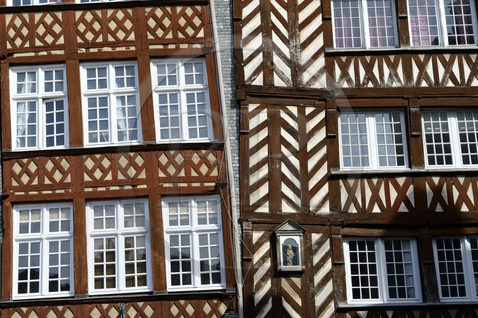 France, Ille-et-Vilaine (35), Rennes,  la place du Champ Jacquet est bordée de maisons à pans de bois du XVIIème siècle