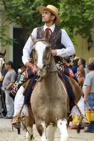 Argentine, province de Buenos Aires, San Antonio de Areco, fête du Jour de la Tradition (Dia de la Tradicion), défilé de gauchos à cheval en habit traditionnel, à noter les Botas de Potro - bottes faites d'une seule pièce de cuir sans couture dans les extrémités postérieures des chevaux