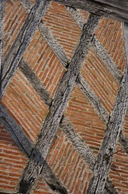 France, Indre et Loire (37), Vallée de la Loire classée Patrimoine Mondial de l'UNESCO, Chinon, détail de la façade de la Maison Rouge au Grand Carroi (rue Voltaire)