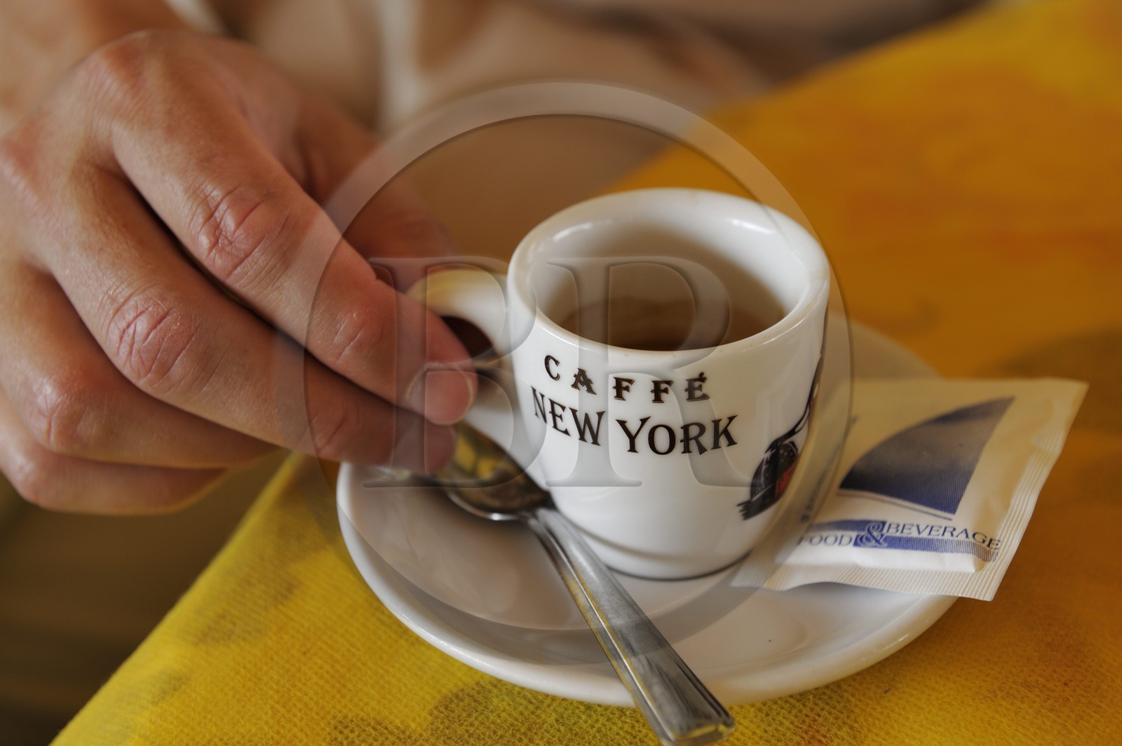 Italie, Toscane, province de Lucques, station balnéaire de Viareggio, tasse de café expresso dans un café de la promenade Passeggiata