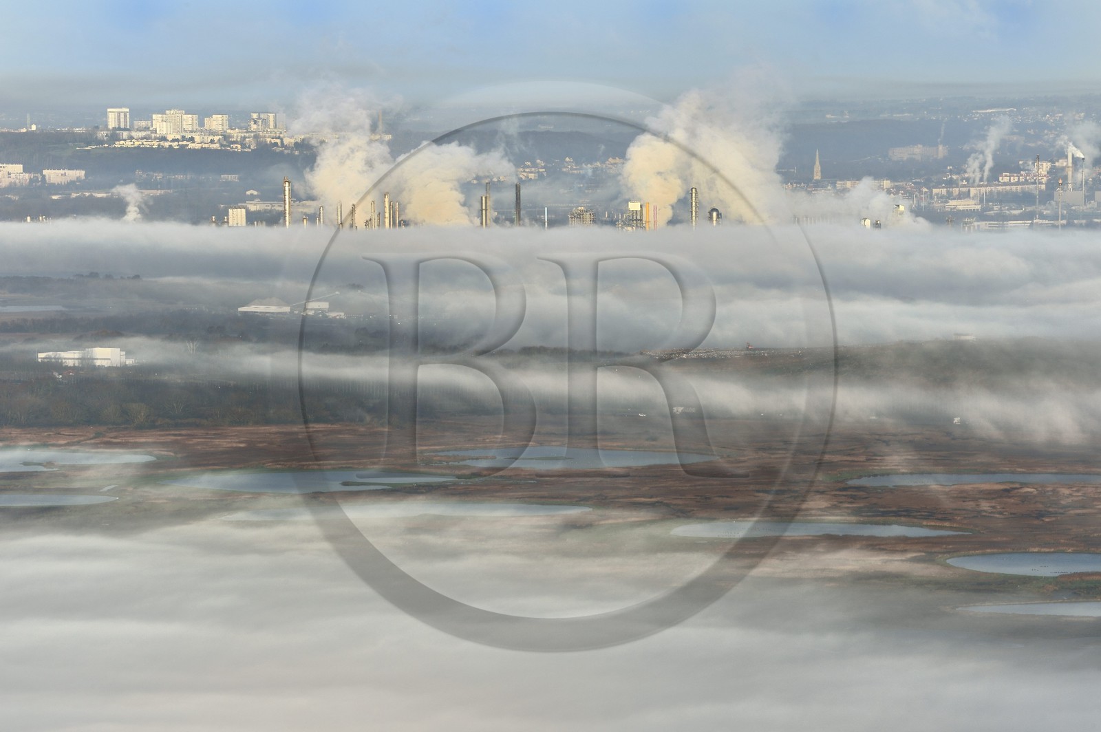 France, Seine-Maritime (76), Le Havre, les usines du port du Havre émerge d'une mer de nuages derrière la Réserve Naturelle de l'estuaire de la Seine