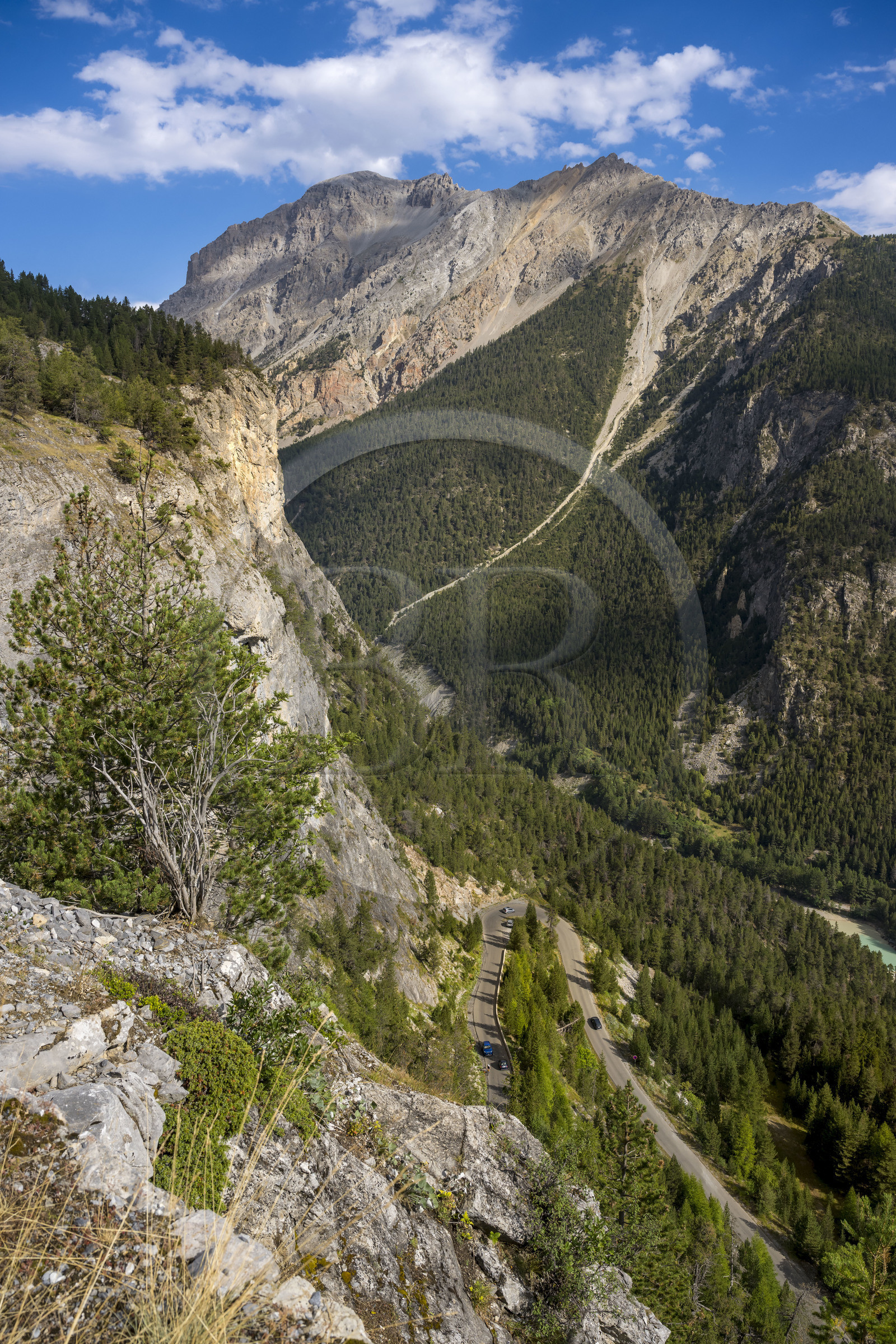 France, Hautes Alpes (05), Névache, entrée de la Vallée Étroite à la frontière italienne
