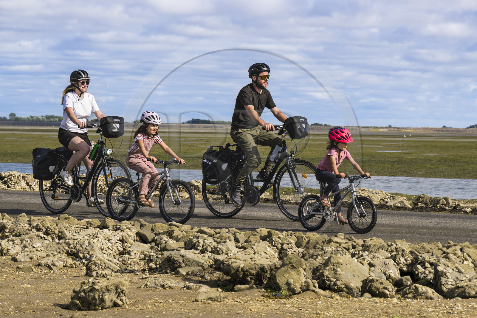 France, Vendée (85), île de Noirmoutier, Barbatre, cyclistes sur le passage du Gois, chaussée submersible qui relie l'île au continent à marrée basse