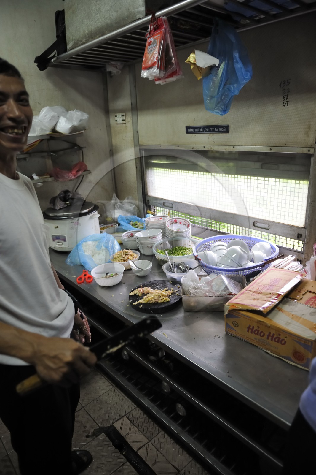 Vietnam, train de jour de Lao Cai à Hanoï, le wagon restaurant, la cuisine
