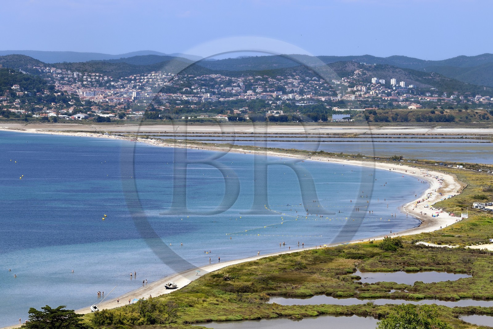 France, Var (83), Hyères, tombolo de la Presqu'Ile de Giens, plage de l'Almanarre, anciens salins et Hyères en arrière plan