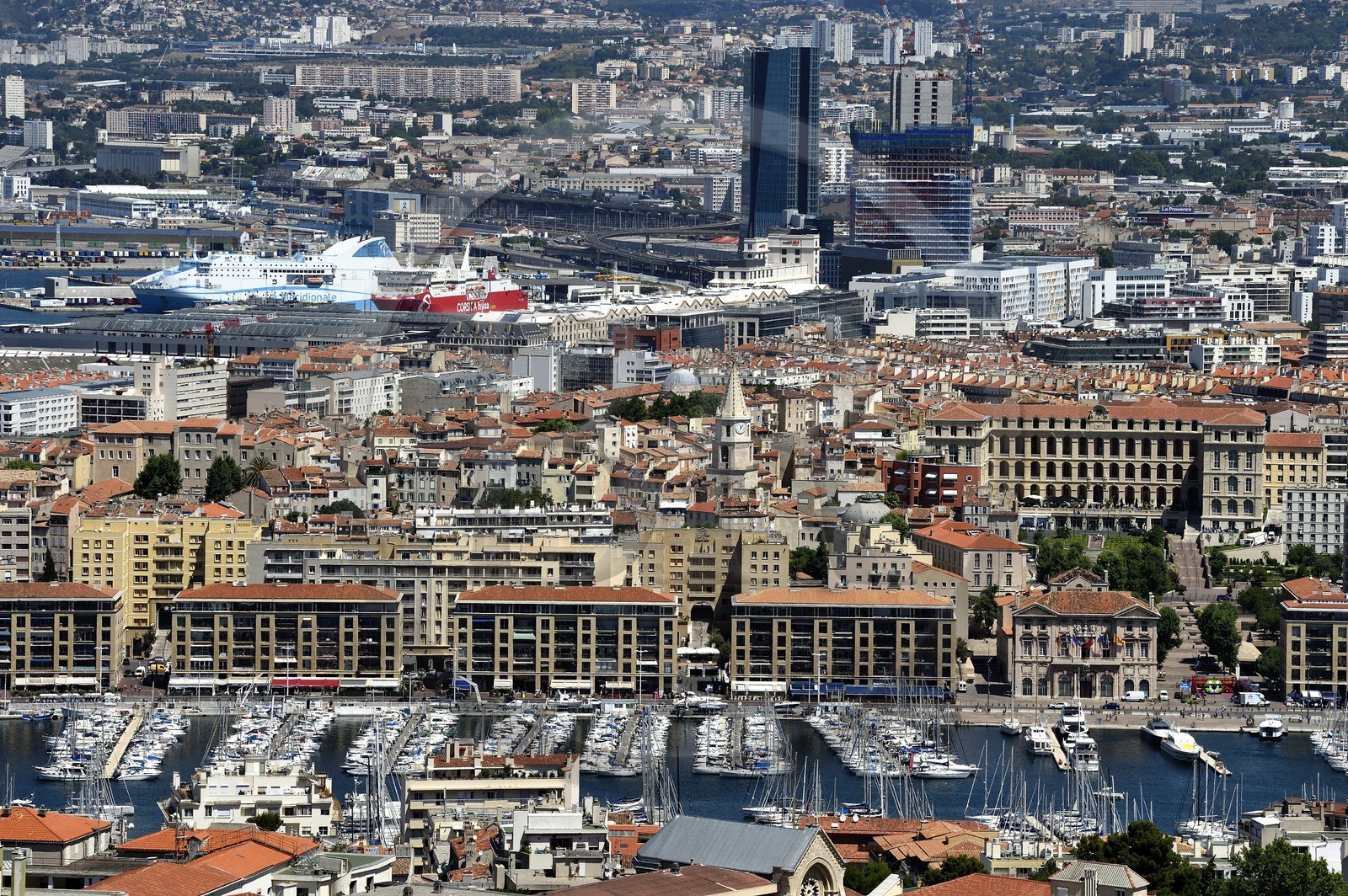 France, Bouches-du-Rhône (13), Marseille, Zone Euroméditerranée, Le Vieux Port, le quartier du Panier, Grand Port Maritime de Marseille, Tour CMA-CGM de l'architecte Zaha Hadid en arrière-plan, l'ancien hotel Dieu devenu l'hotel Intercontinental au centre à droite devant la mairie