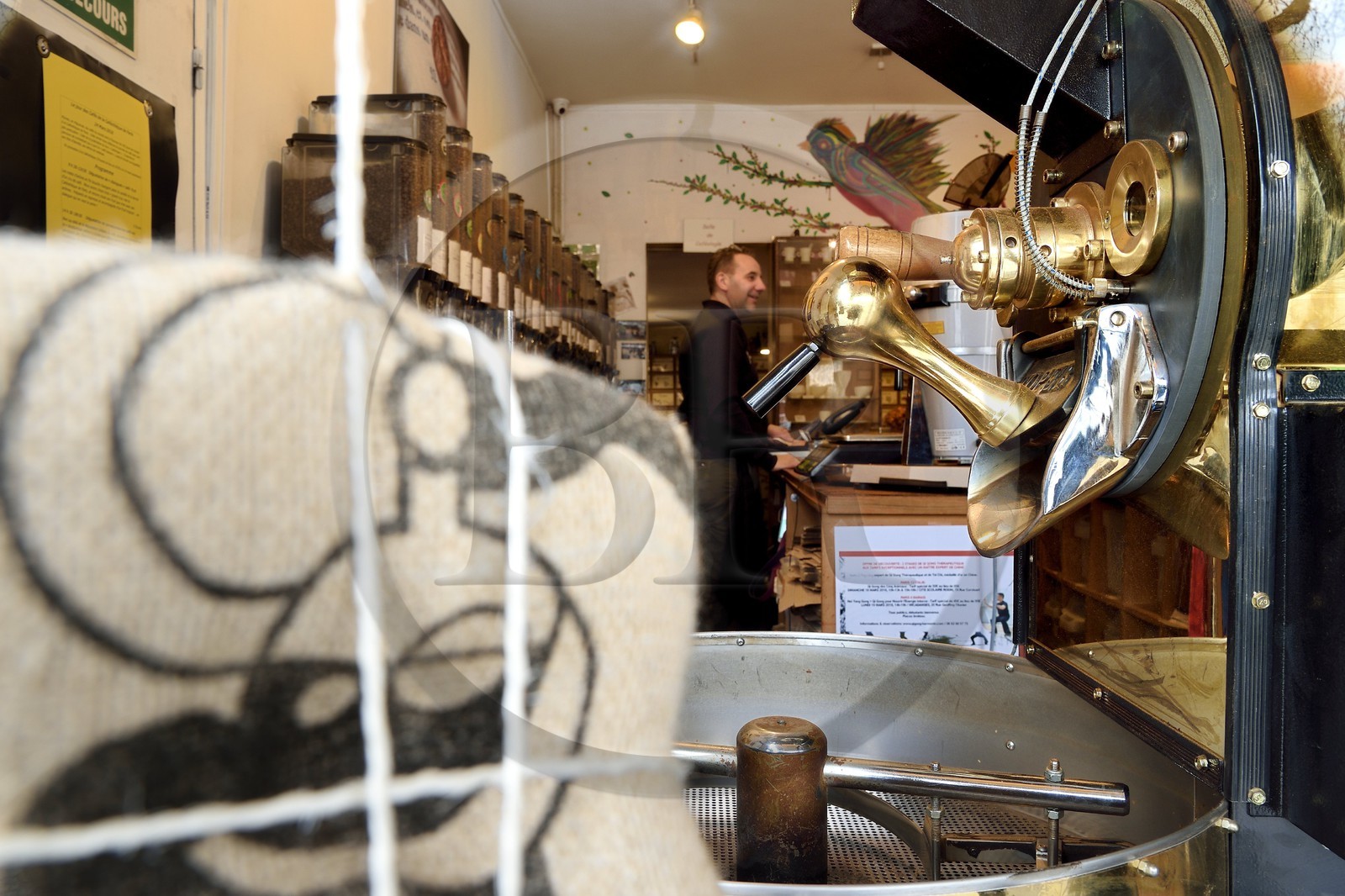 France, Paris (75), la Caféothèque rue de l'Hotel de ville, café mais aussi espace de torréfaction et de vente de café
