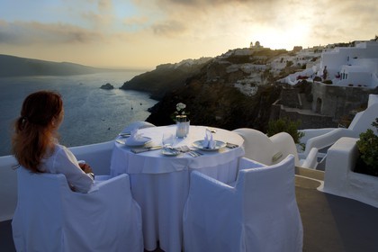 Grèce, Les Cyclades, mer Égée, île de Santorin (Thira ou Théra), village de Oia, l'hôtel Relais & Châteaux Kirini Suites & Spa qui surplombe la Caldera
