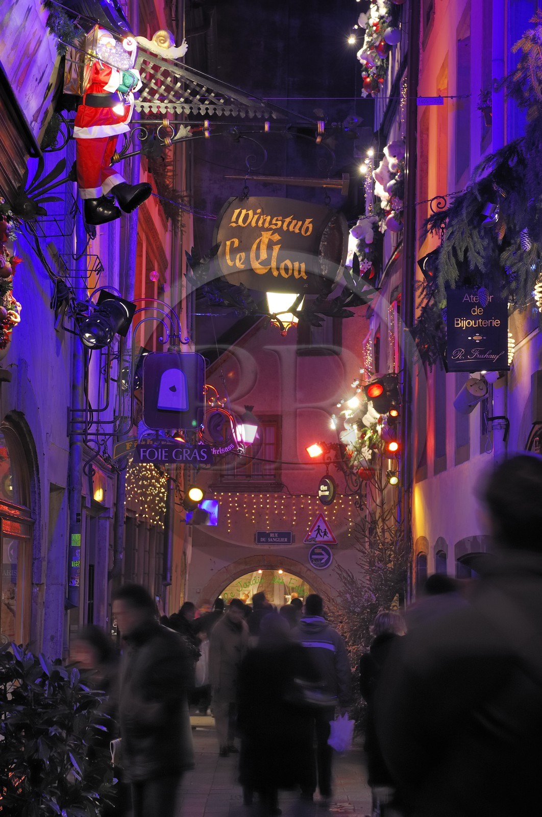 France, Bas Rhin (67), Strasbourg, decoration de la rue du chaudron dans la vieille ville a Noel et la winstub le clou