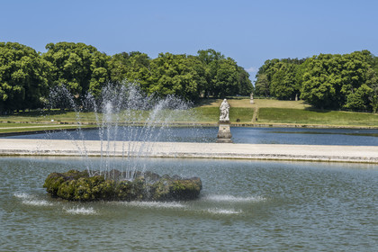 France, Oise, Chantilly, the castle of Chantilly, flowerbed basins
