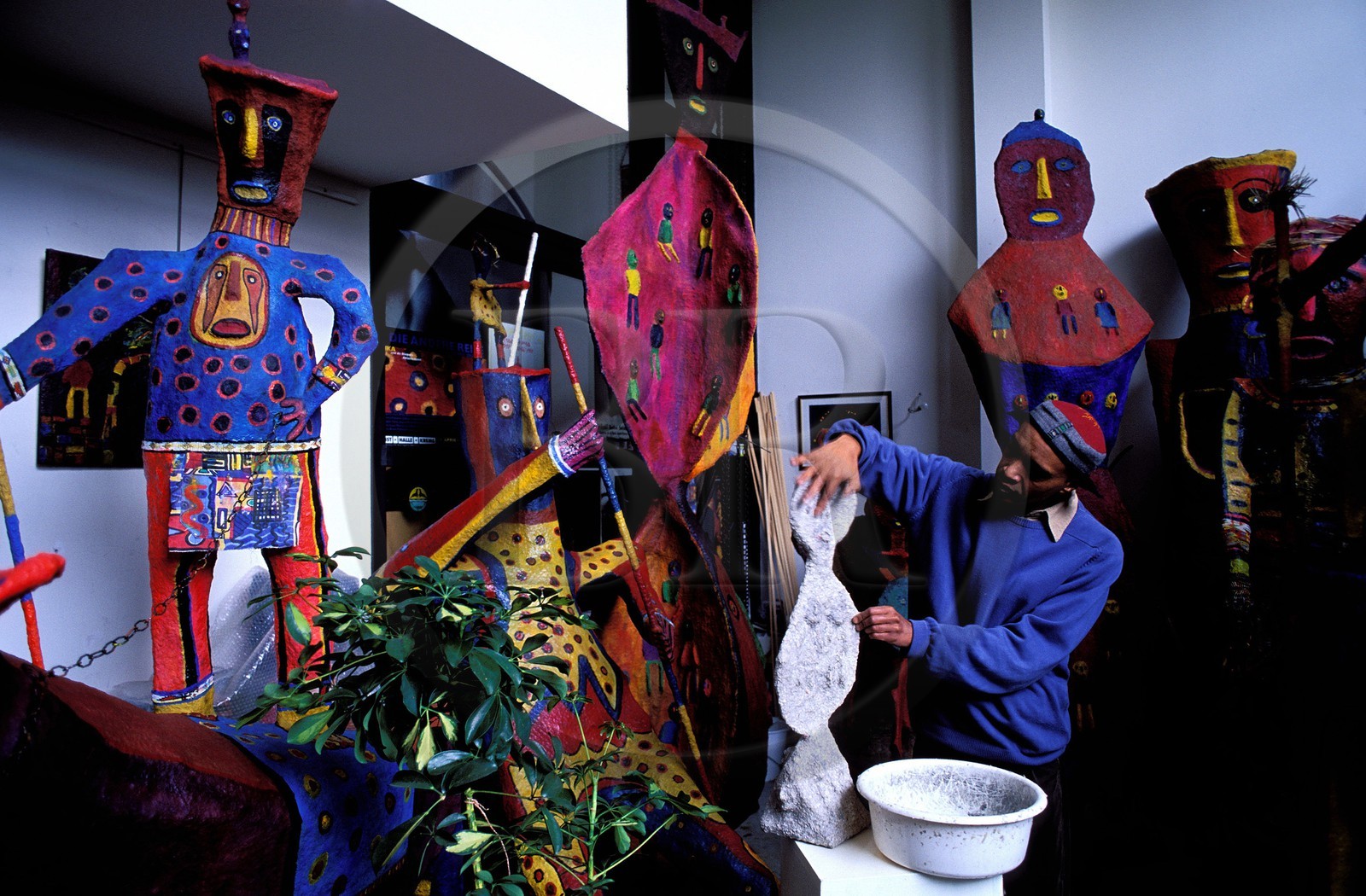 France, Paris (75), Mickael Bethe-Sélassié, sculpteur africain dans son atelier de l' allée Chagall