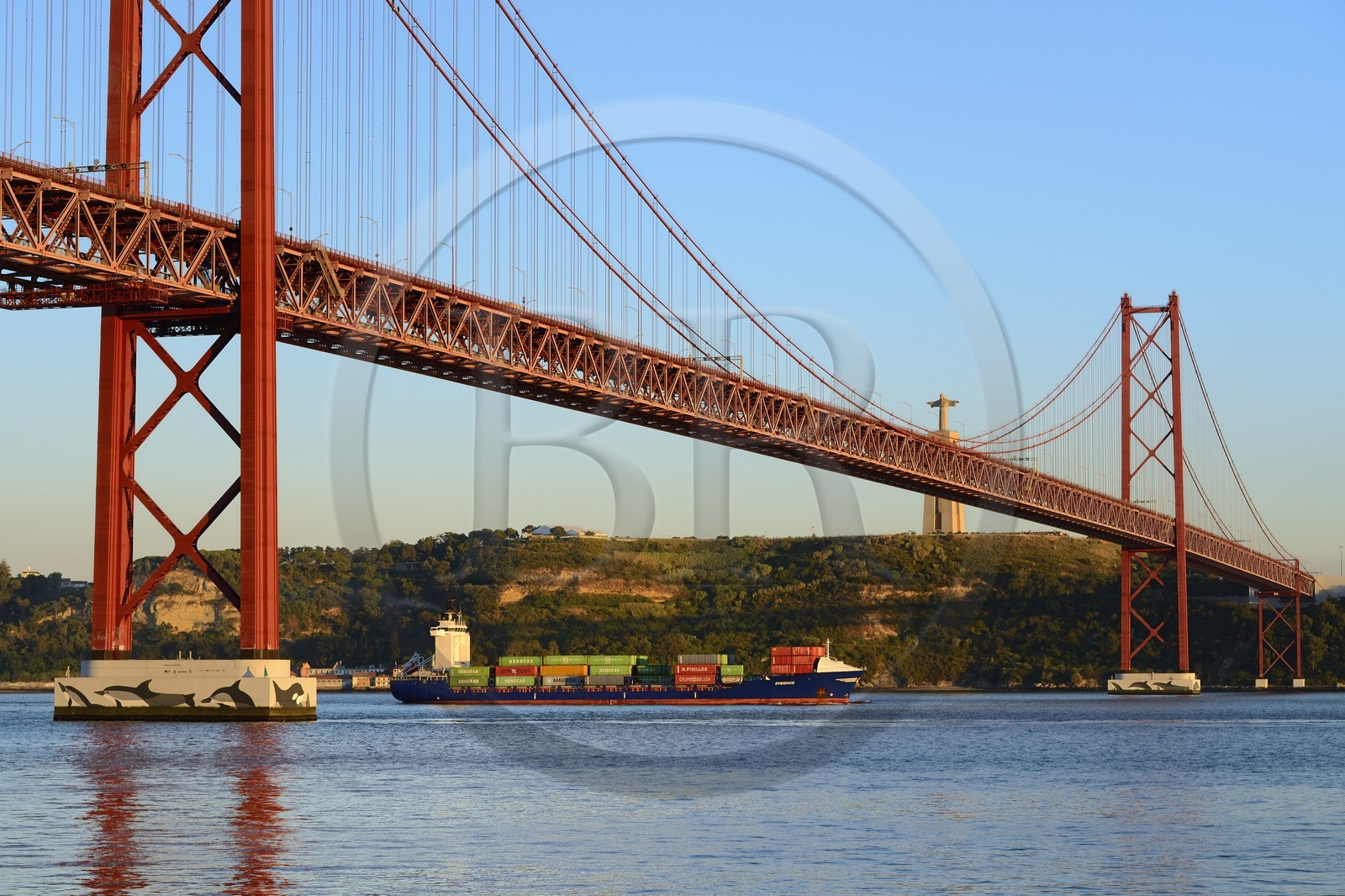 Portugal, Lisbonne, le pont du 25 de Abril sur le Tage et le  le Cristo Rei (Christ Roi)