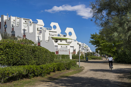 France, Hérault (34), La Grande-Motte, labellisé patrimoine du XXème siècle, quartier du Couchant à l'ouest du port, l'immeuble Les Grenadines des architectes Cardin et Fremolle