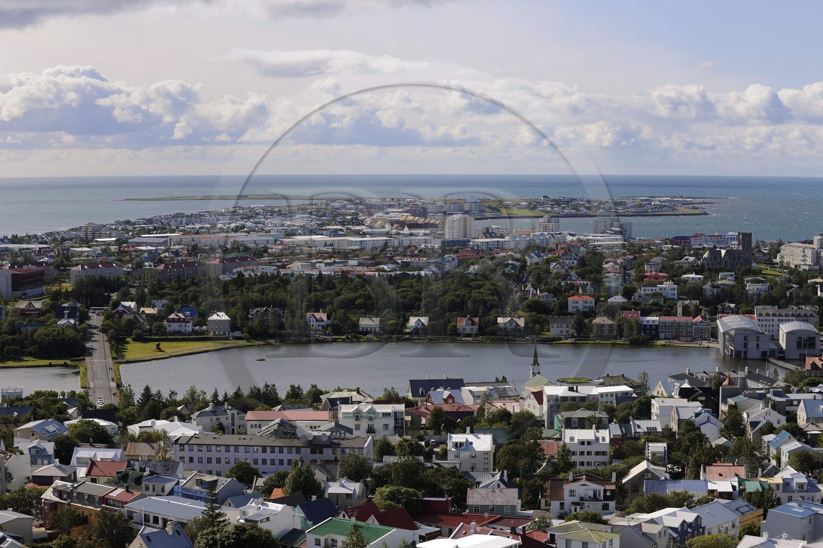 Islande, Reykjavik, l'hôtel de ville (à droite) au bord du lac Tjörnin