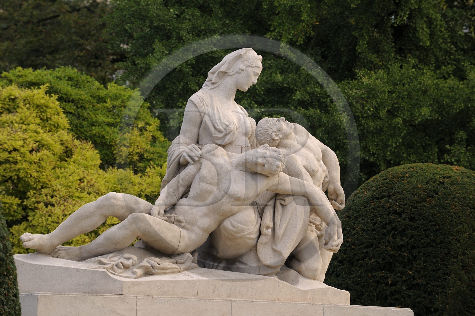 France, Bas-Rhin (67), Strasbourg, place de la République, le monument aux morts. Une mère tient ses deux fils mourants, l’un regarde la France, l’autre l’Allemagne