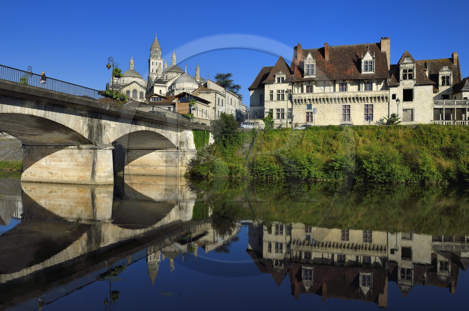 France, Dordogne (24), Périgord Blanc, Périgueux, la Cathédrale Saint-Front, étape sur le chemin de Saint-Jacques-de-Compostelle site classé Patrimoine Mondial de l'UNESCO, le pont des Barris et la maison des Consuls (maison Cayla) du XVème siècle sur les bords de l'Isle