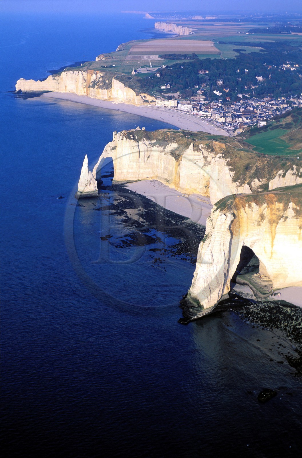 France, Seine-Maritime (76), Pays de Caux, Côte d'Albâtre, Etretat, falaise d' Aval sur la Côte d' Albâtre (vue aérienne)