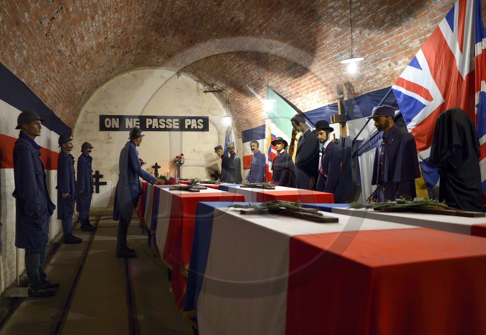 France, Meuse (55), Verdun, la Citadelle Souterraine, poste de commandement souterrain durant la première guerre mondiale où vivaient plus de dix mille hommes, reconstitution de la cérémonie de désignation du soldat inconnu parmis huit cercueils