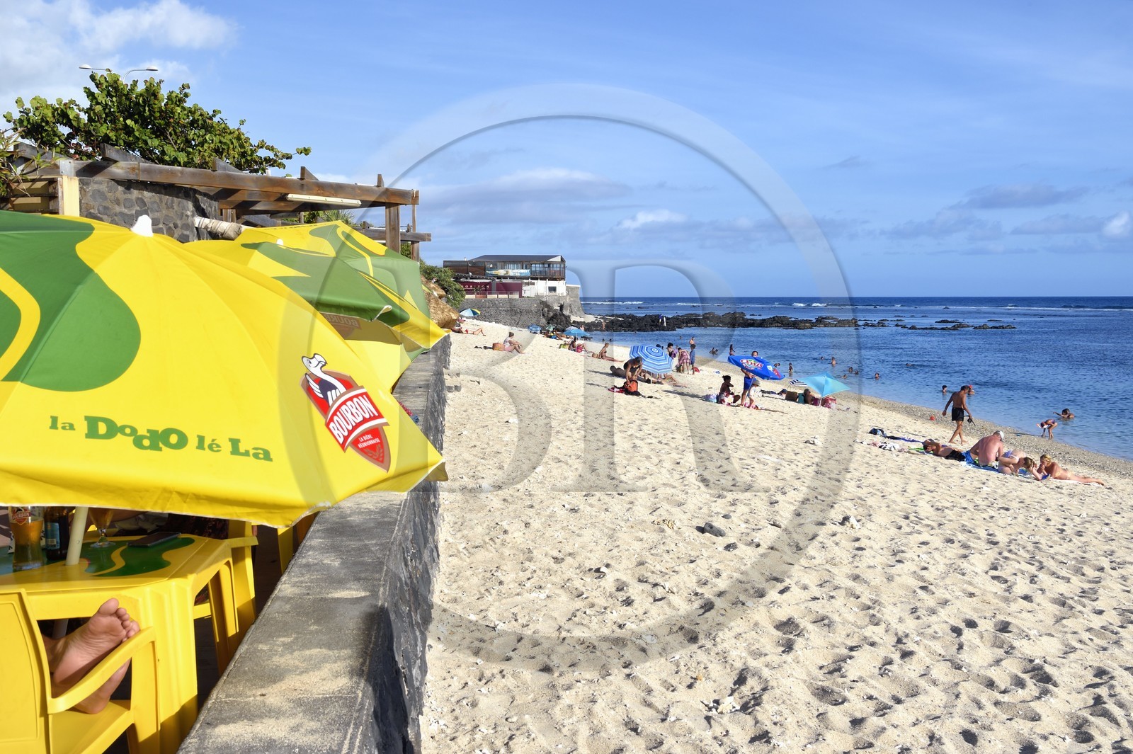 France, Ile de la Reunion, ville de Saint-Pierre, la plage de sable blanc au centre ville est protégée par les récifs du lagon