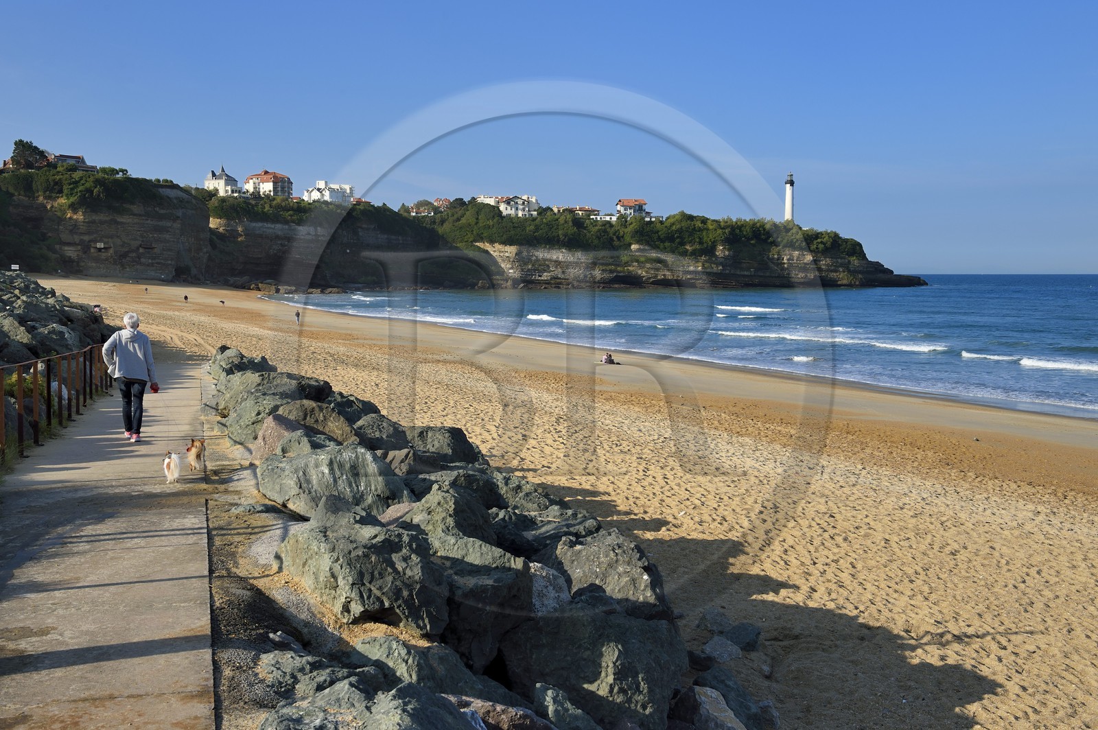 France, Pyrénées-Atlantiques (64), Pays-Basque, Anglet, plage de la Petite Chambre d'Amour et le phare de Biarritz