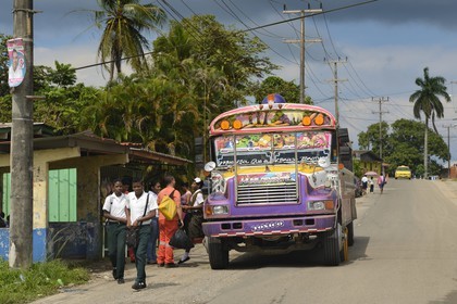 Panama,  province de Colon, bus appellés Diablo Rojo (Diable Rouge) recouverts de peintures criardes