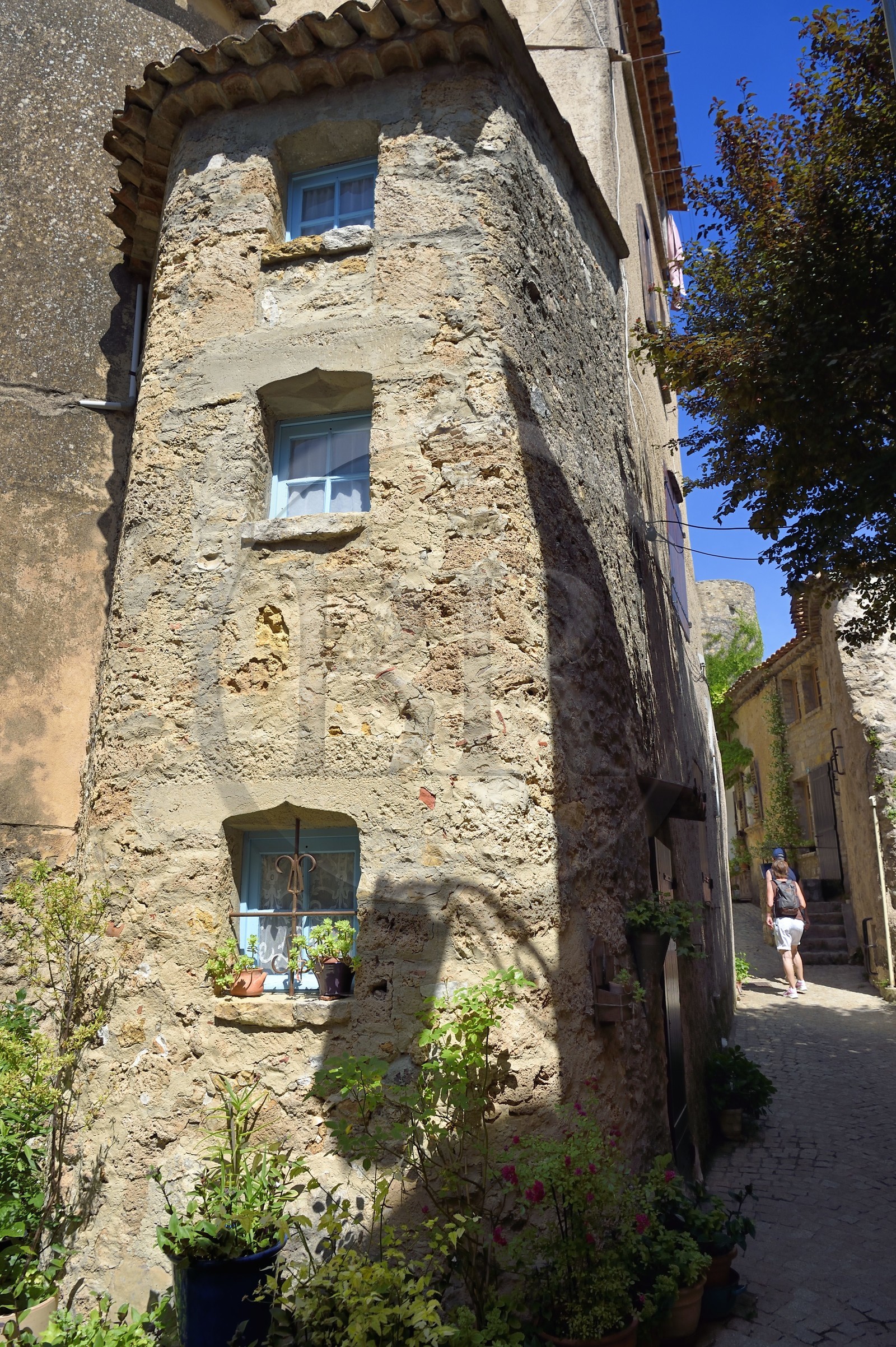France, Var (83), La Dracénie, village de Tourtour, labellisé Les Plus Beaux Villages de France, maison faisant face à la ruelle du contadou (compte par deux) avec trois fenêtre orientées pour que les bergers puissent compter les moutons, elle est considérée comme étant la plus petite de France