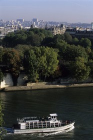 France, Paris (75), les rives de la Seine, classées Patrimoine Mondial de l'UNESCO, bateau à la pointe de l' île de la Cité
