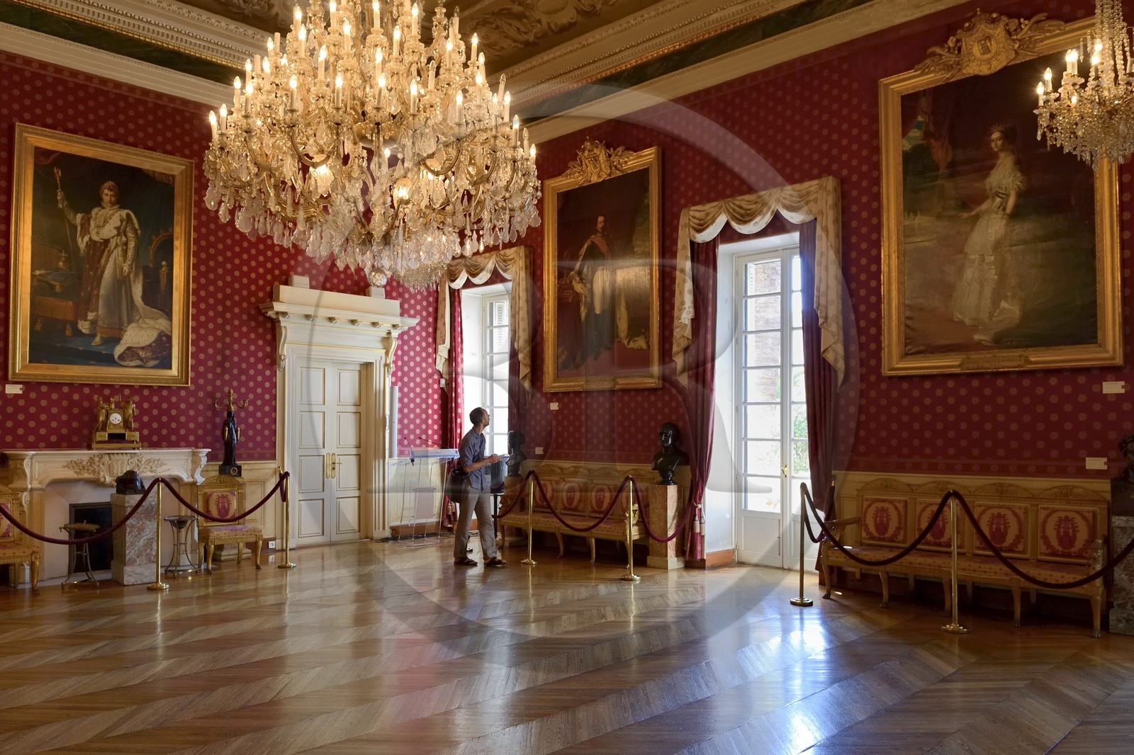 France, Corse-du-Sud (2A), Ajaccio, l’hôtel de ville, salon napoléonien restauré avec les tableaux représentant Napoléon en tenue de sacre signé Gérard (à gauche) et de Napoléon III signé Winter Halter (au centre)