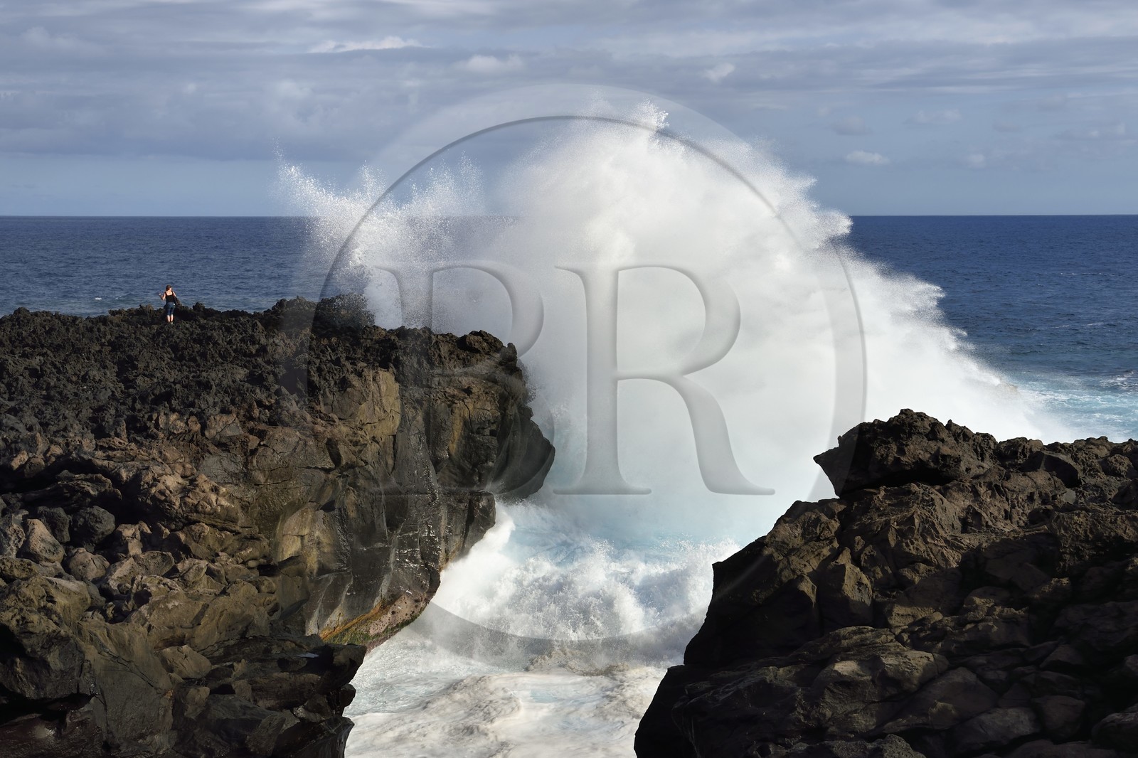 France, Ile de la Reunion, L'Etang Salé les Bains, au lieu dit Le Gouffre, roches noires basaltiques d'origine volcanique tourmentées par l'océan