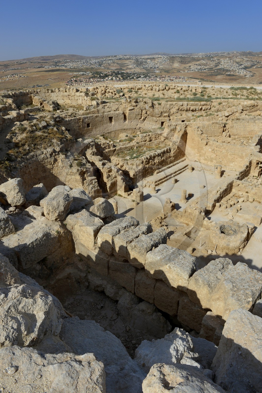 Israel, Cisjordanie, l'Hérodion, colline artificiellement exhaussée qui abrite les ruines d'un palais fortifié construit par le roi Hérode Ier le Grand (site classé Parc National), l'intérieur du cratère