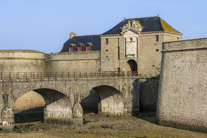 France, Morbihan (56), Port-Louis, la citadelle de Port-Louis remaniée par Vauban à l'entrée de la rade de Lorient, musée de la Compagnie des Indes, seconde porte d'entrée et pont d'accès
