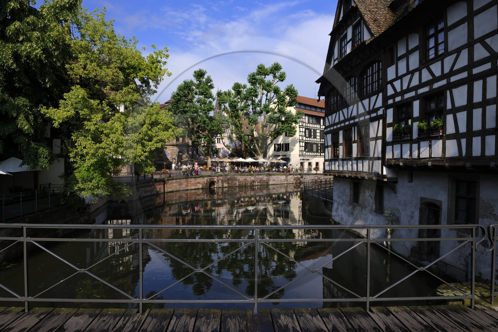 France, Bas-Rhin (67), Strasbourg, vieille ville classée au Patrimoine Mondial de l'UNESCO, quartier de la Petite France, vue de la place Benjamin Zix depuis le pont du Faisan sur un bras de l'Ill