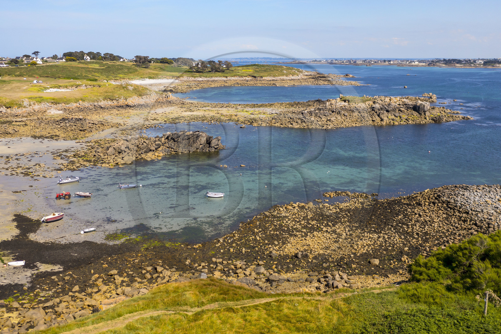 France, Finistère (29), Iles du Ponant, Ile de Batz, la plage de Porz Reter à marée basse (vue aérienne)