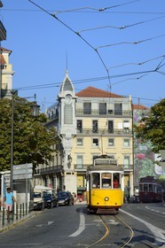 Portugal, Lisbonne, quartier du Chiado, tramway (electricos) à Largo Luis de Camoes