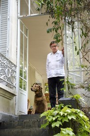 France, Alpes-de-Haute-Provence (04), vallée de l'Ubaye, Barcelonnette, le consul honoraire du mexique et ancien maire de la ville Jean Chabre dans la veranda de sa Villa mexicaine