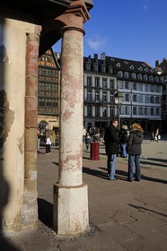 France, Bas-Rhin (67), Strasbourg, à l’angle de la rue Mercière et de la place de la cathédrale, la colonne mesureur de ventre