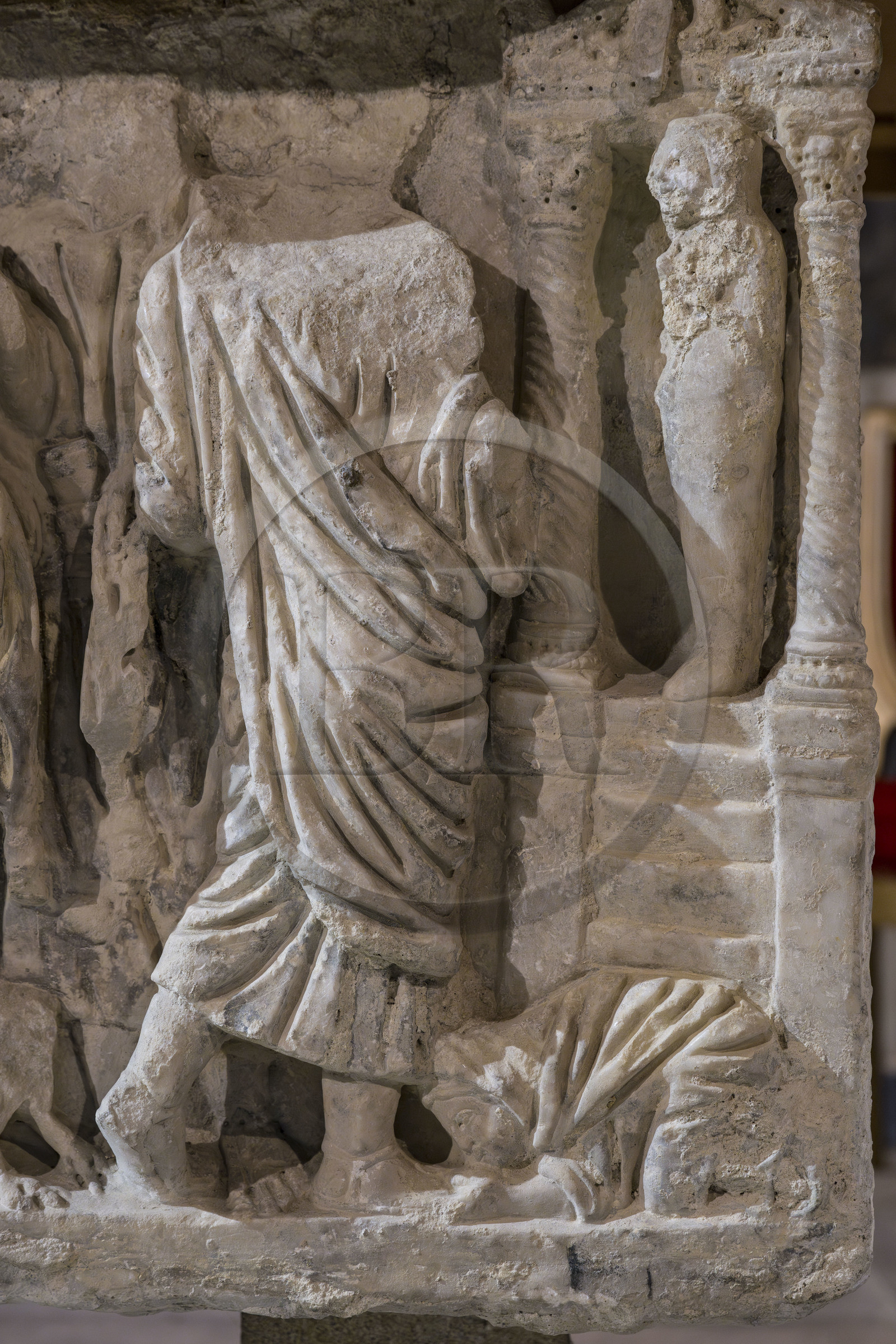 France, Bouches-du-Rhône (13), Tarascon, la collégiale royale Sainte-Marthe érigée aux XIe et XIIe siècles, la crypte remaniée au XVIIe siècle, abrite le sarcophage paléochrétien en marbre blanc (du début du IVe siècle) qui contient les reliques de Sainte-Marthe, la Résurrection de Lazare, le corps recouvert de bandelettes, le Christ à ses côtés et Marthe agenouillée à ses pieds (symbole de l'onction des malades) (détail)