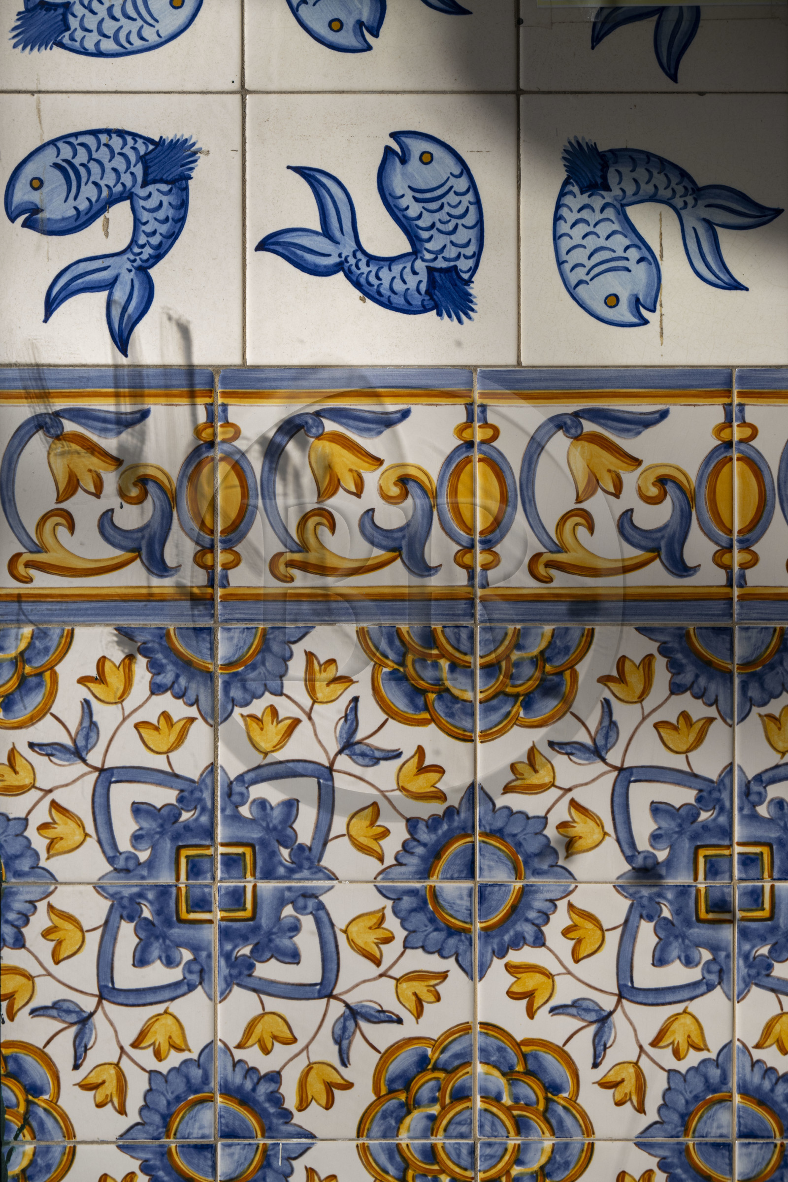 Portugal, Lisbonne, quartier de Cais do Sodre, le Mercado da Ribeira (Time Out Market Lisboa), azulejos dans un café