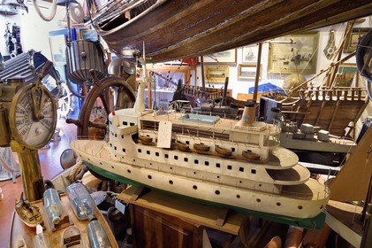 France, Var, Saint-Tropez, place de l'Ormeau, La Vieille Mer marine antiques store