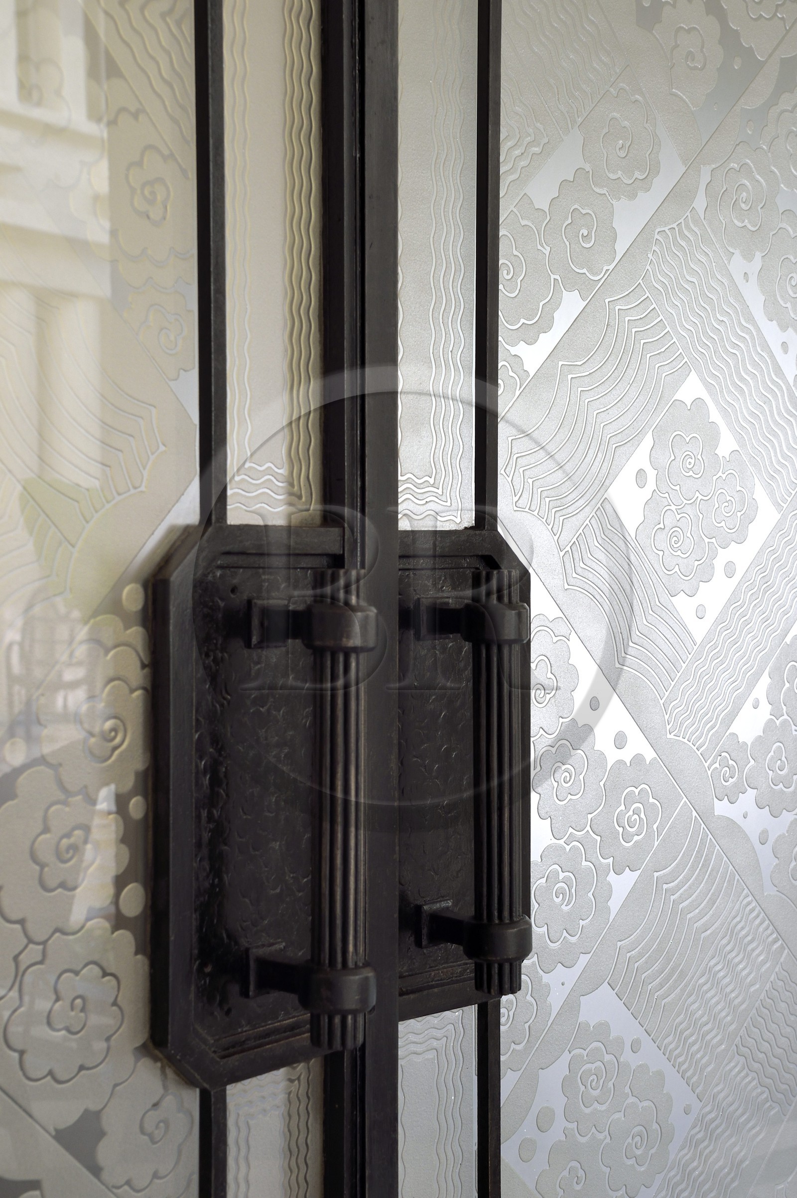 France, Pyrénées-Atlantiques (64), la côte du Pays-Basque, Ciboure, la Villa Art déco Leihorra dessiné par l'architecte Joseph Hiriart 1926, détail des verres sur les portes intérieures