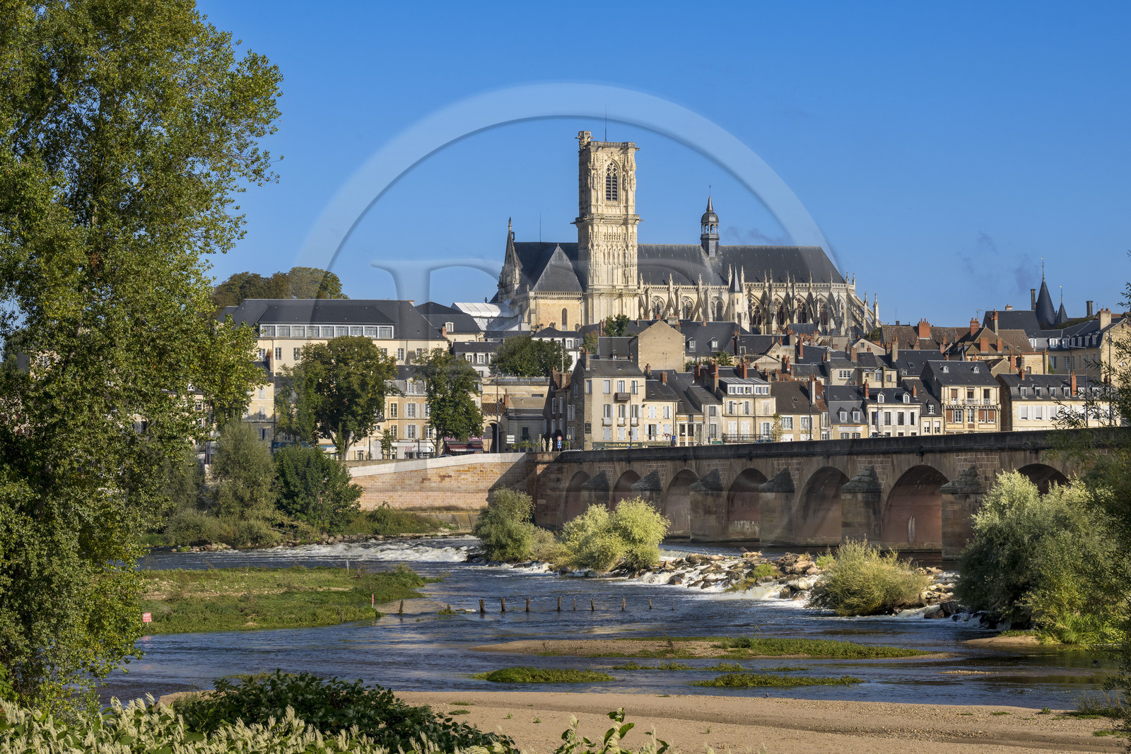 France, Nièvre (58), Nevers, la Loire en aval du Pont de la Loire et la cathédrale Saint-Cyr-et-Sainte-Julitte en arrière plan