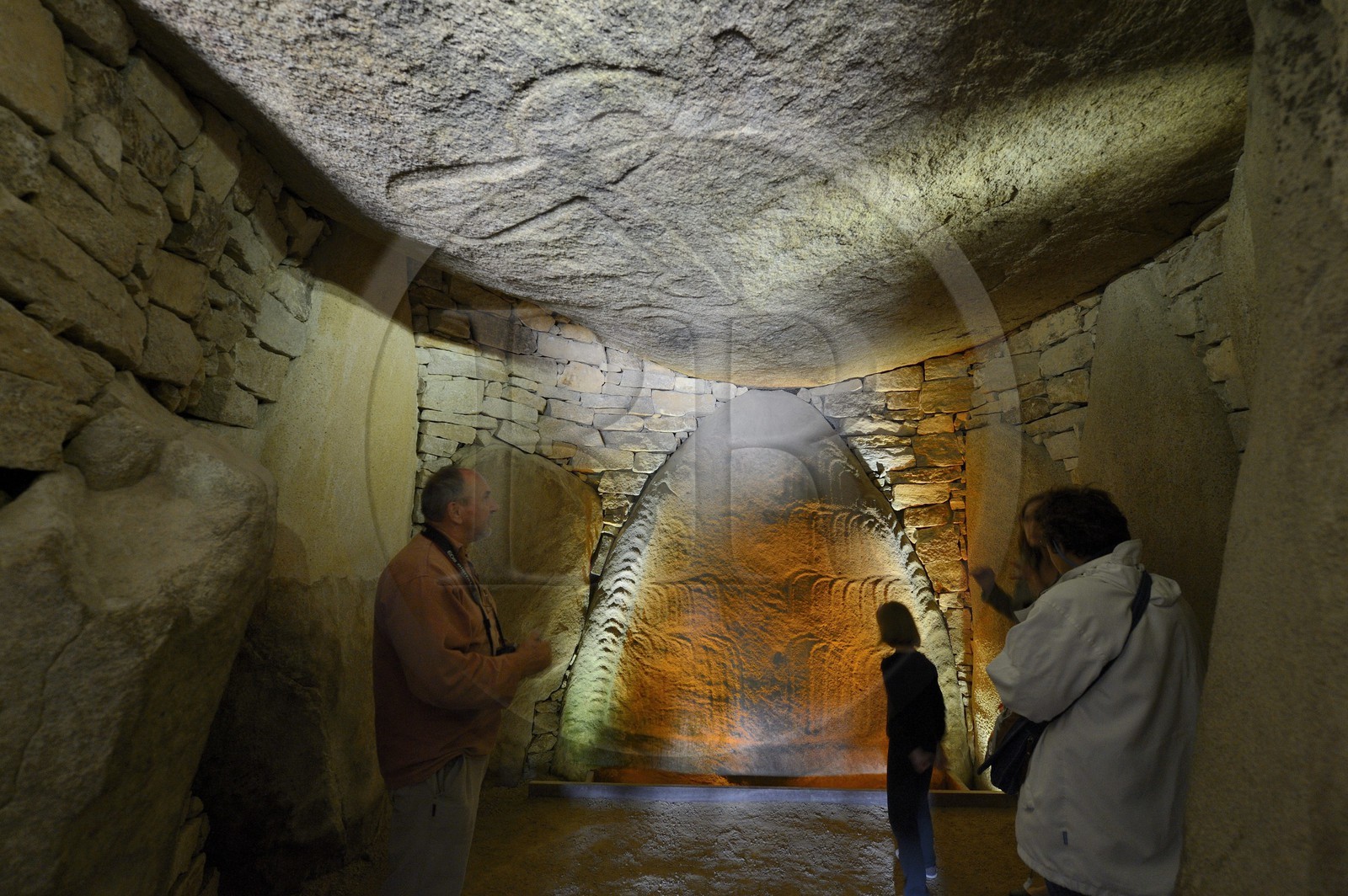 France, Morbihan (56), Golfe du Morbihan, Locmariaquer, le cairn de la Table des Marchands, dalle gravée d’une hache emmanchée