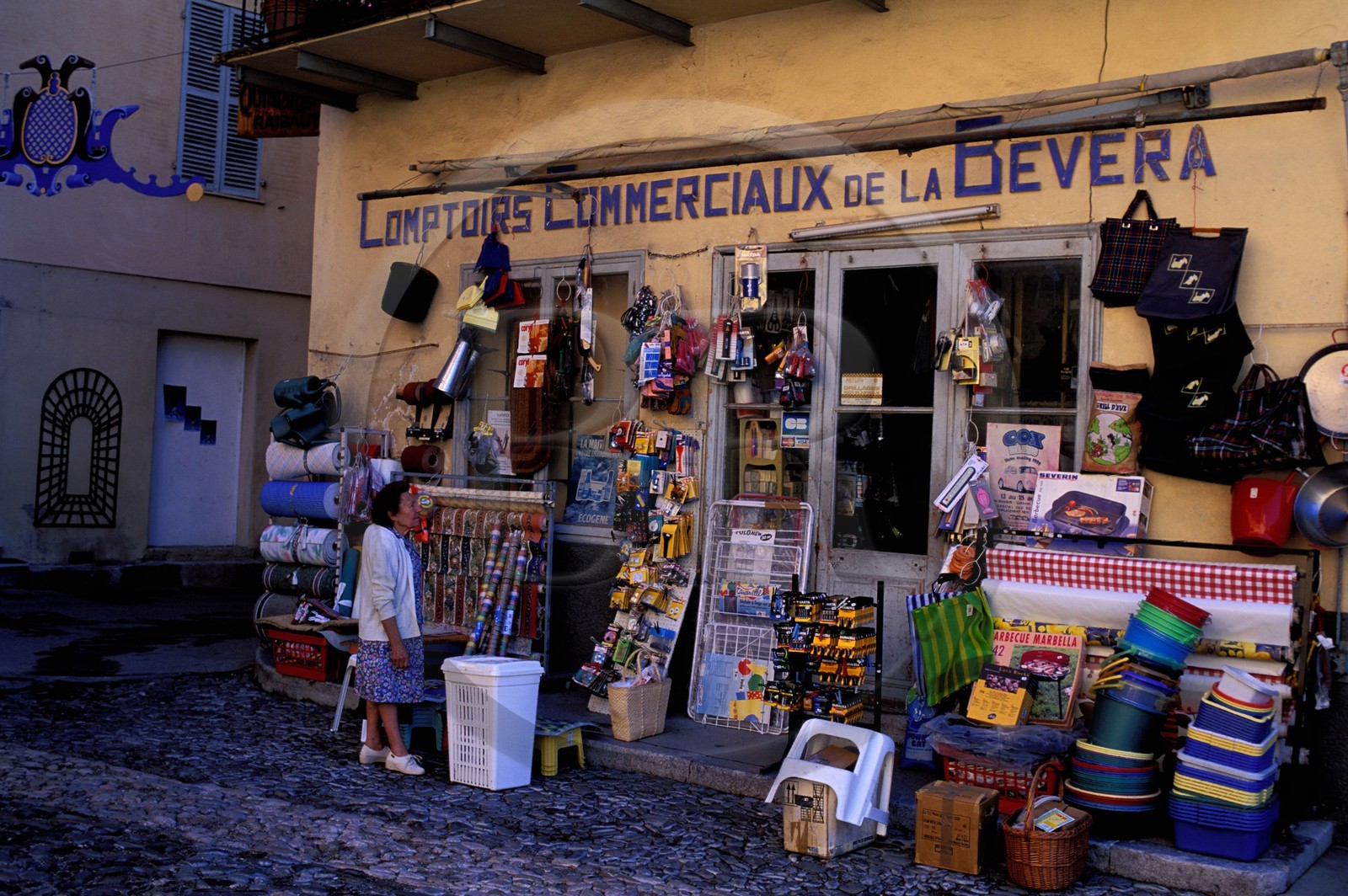 France, Alpes-Maritimes (06), Sospel au cúur de la vallée de la Bévéra, un marchand de couleurs d'autrefois