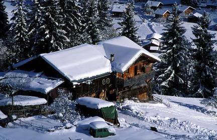 Suisse, région de Bern (Oberland Bernois), Saanenland, ferme à Eggli et village de Gstaad