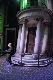 Royaume-Uni, Hertfordshire, Leavesden, Leavesden Film Studios, Harry Potter Studio Tour London, les coulisses du tournage des 8 films de Harry Potter, la banque des sorciers Gringotts dans le chemin de Traverse