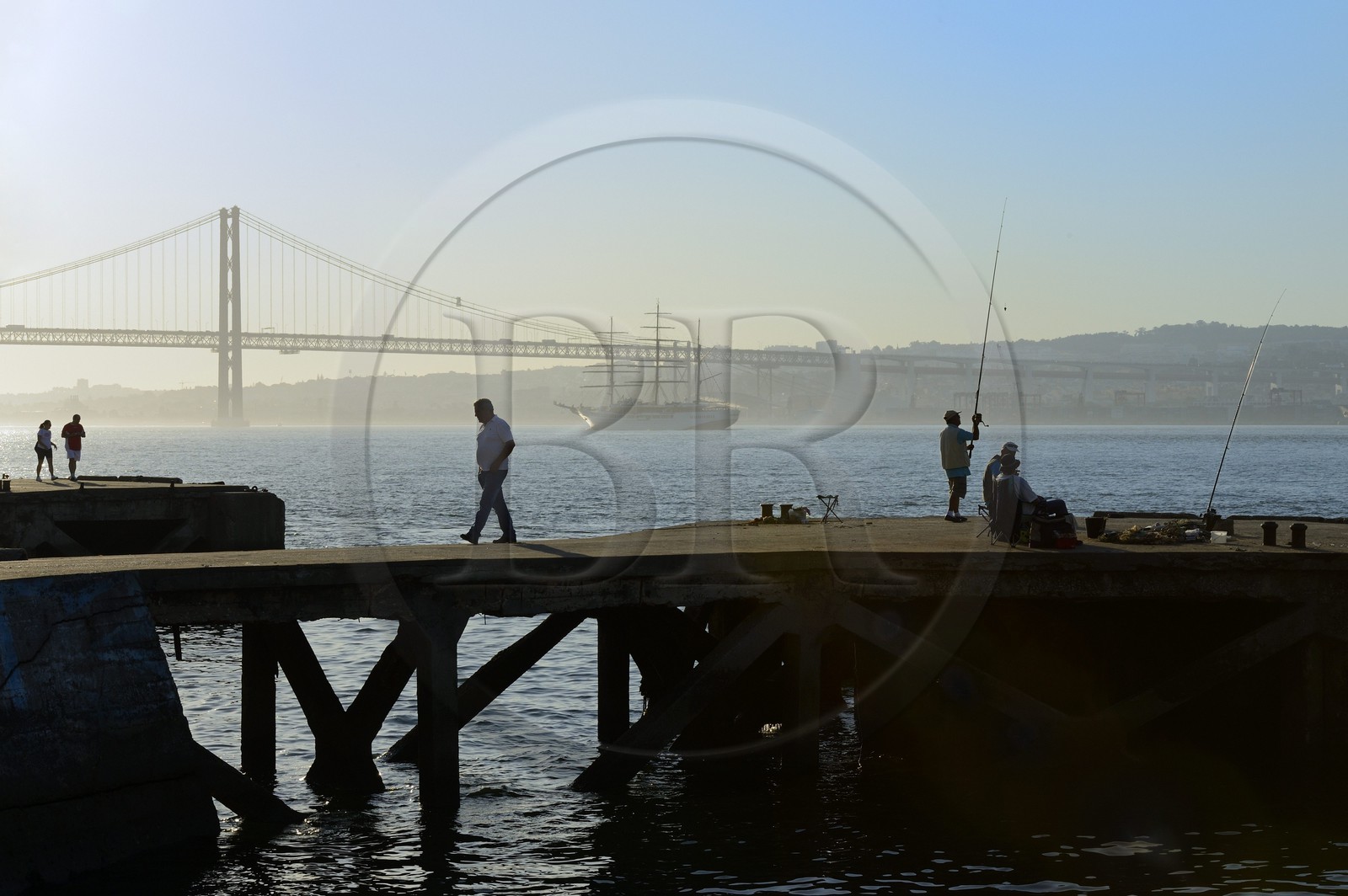 Portugal, région de Lisbonne, quai de la commune d'Almada sur la rive sud du Tage, le pont du 25 de Abril en arrière plan